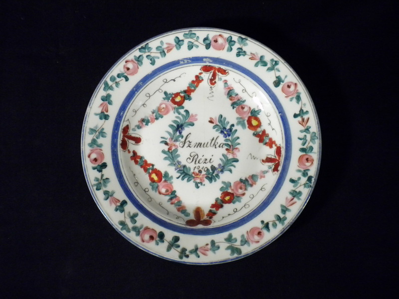 Évszámos névbe írt porcelán tányér 1910