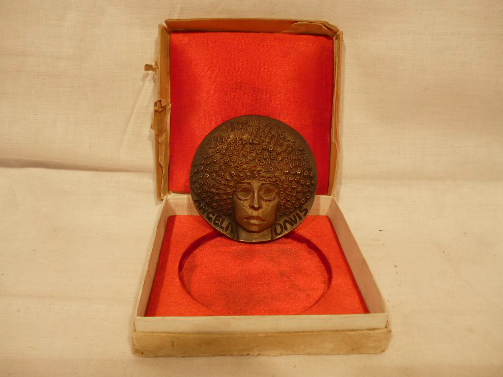 Angela Davis bronz plakett eredeti doboz