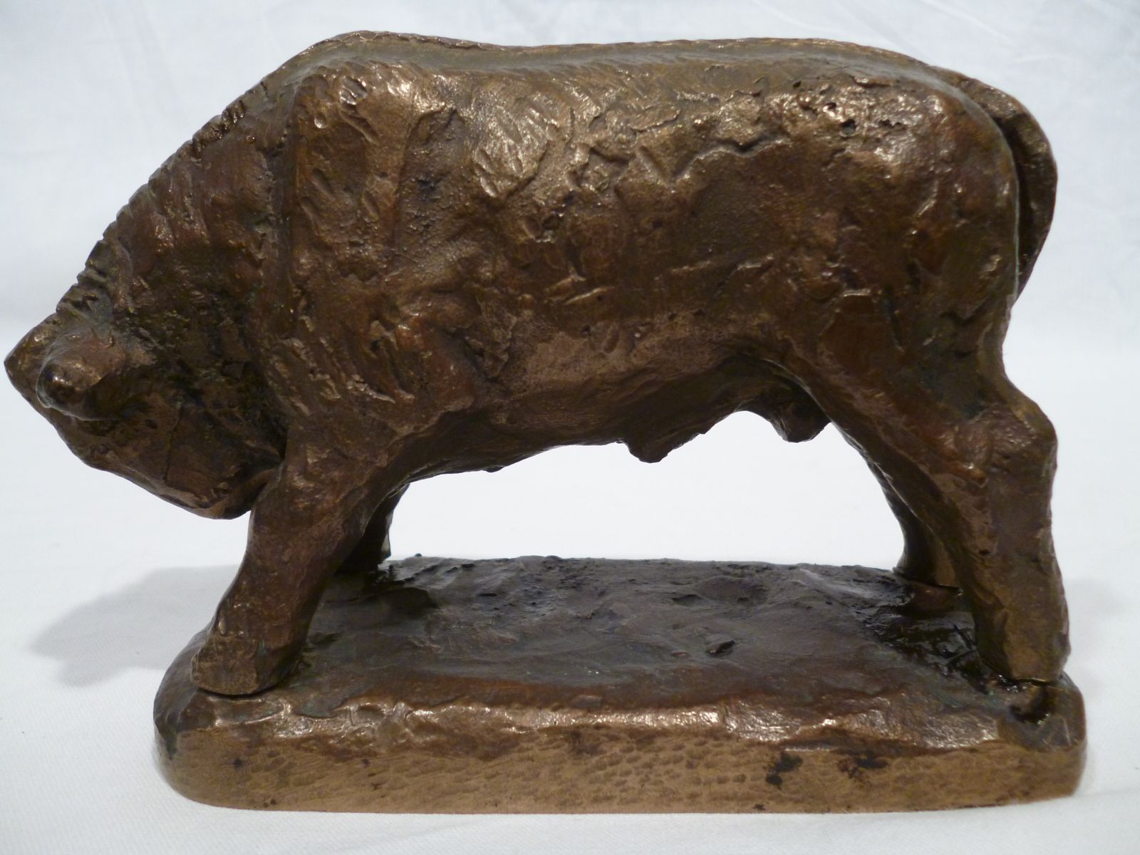 Régi bronz bika szobor