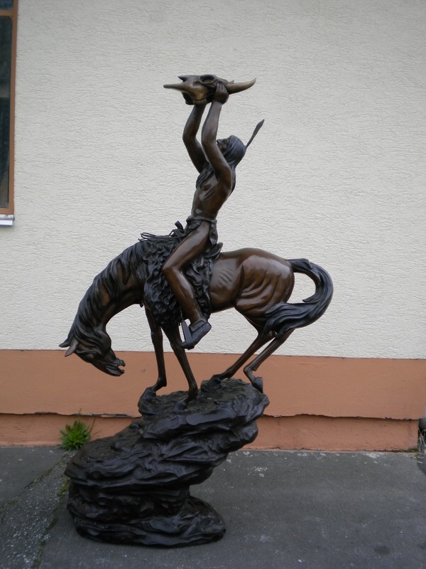 Embernagyságú lovas indián szobor