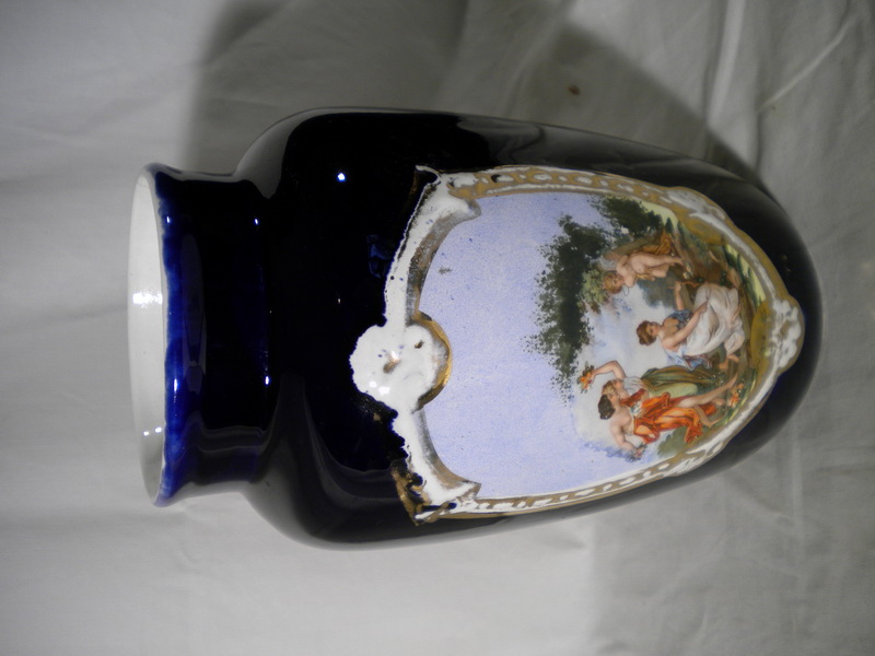 Antik alakos jelenetes porcelán váza