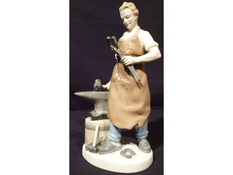 Patkoló kovács porcelán szobor figura