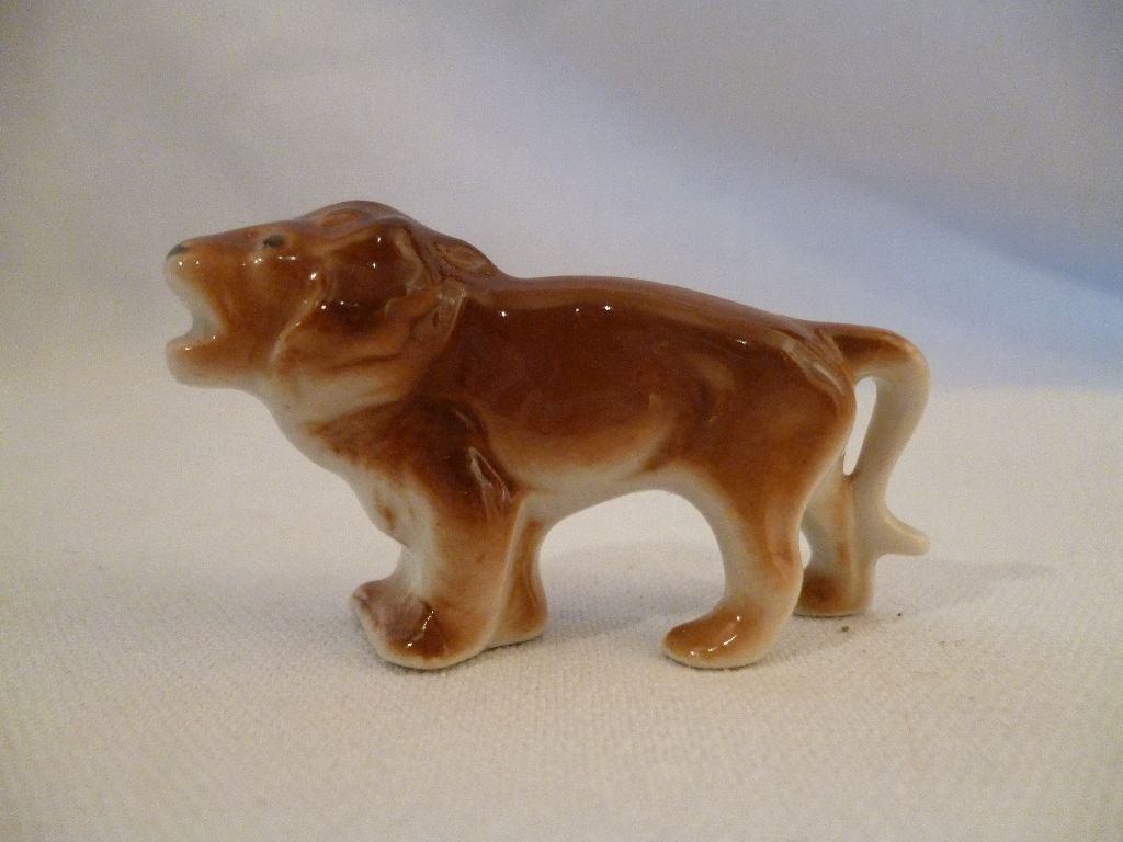 Régi mini porcelán hím oroszlán