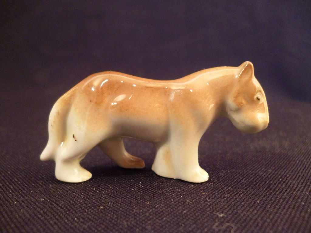 Régi mini porcelán nőstény oroszlán