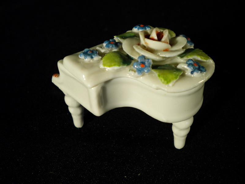 Régi porcelán mini zongora gyűrűtartó