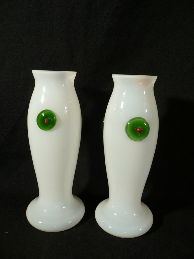 Két egyforma régi fehér tejüveg váza