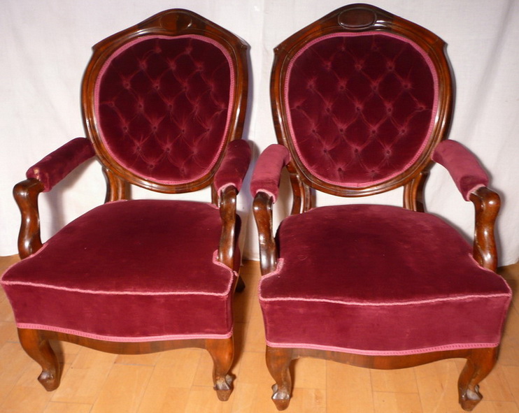 Két antik fotel az 1800-as évekből